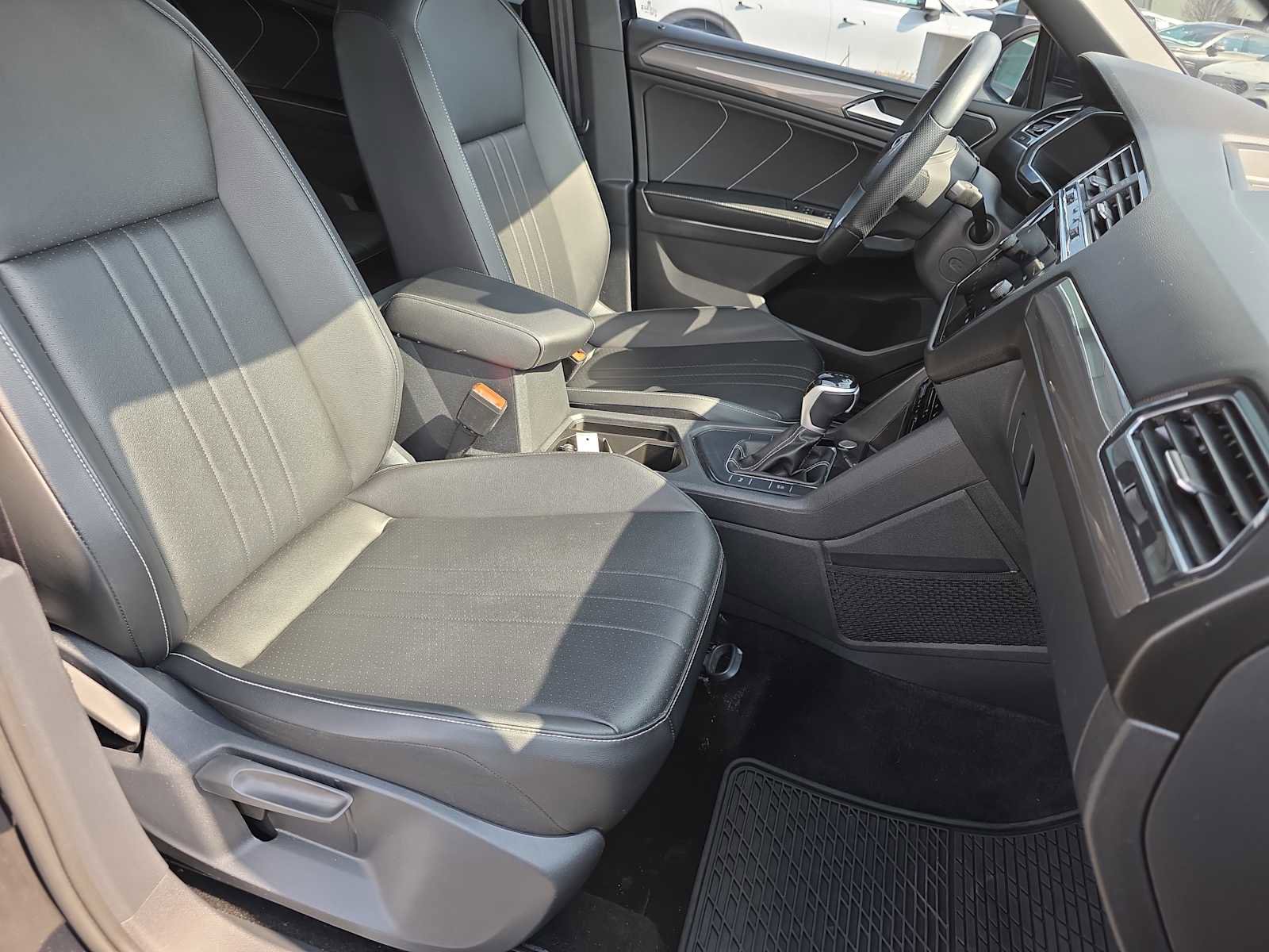 Used 2023 Volkswagen Tiguan SE R-Line image 29
