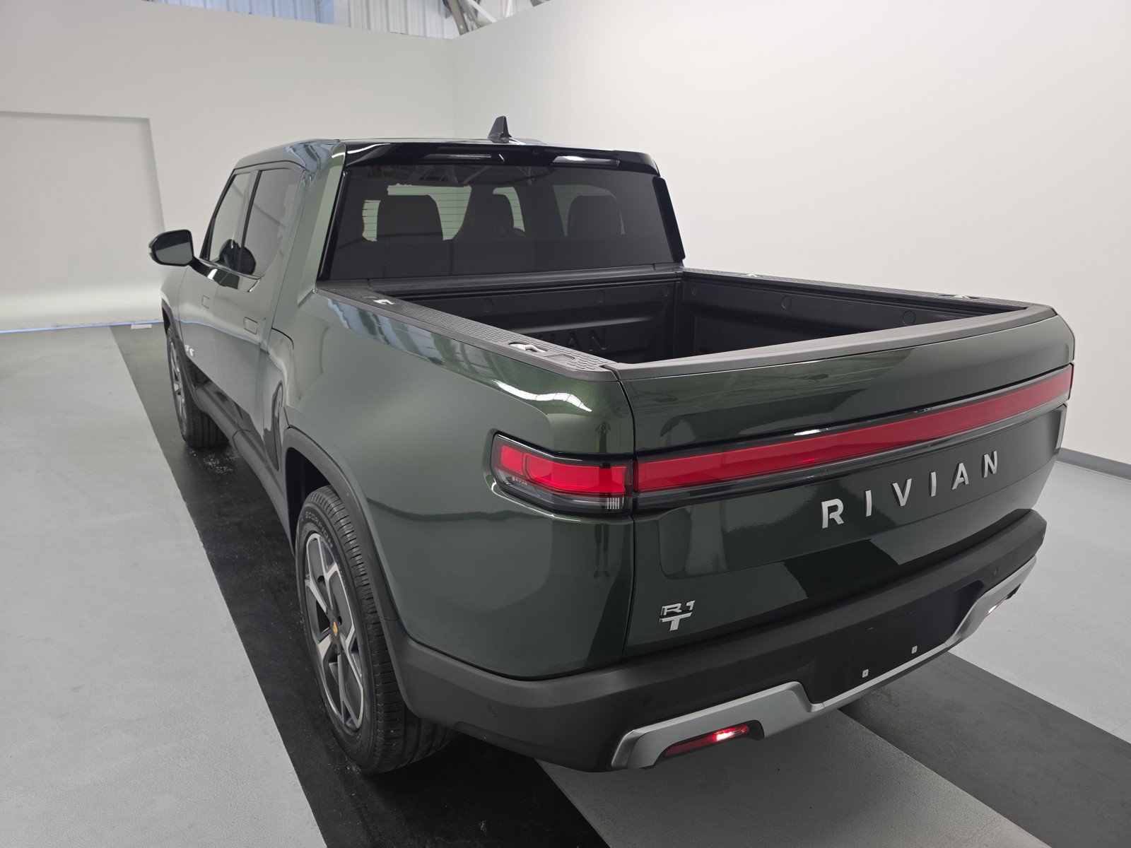 Used 2024 Rivian R1T Adventure AWD/4WD image 3