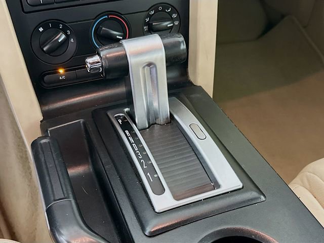 Used 2009 Ford Mustang Convertible image 16