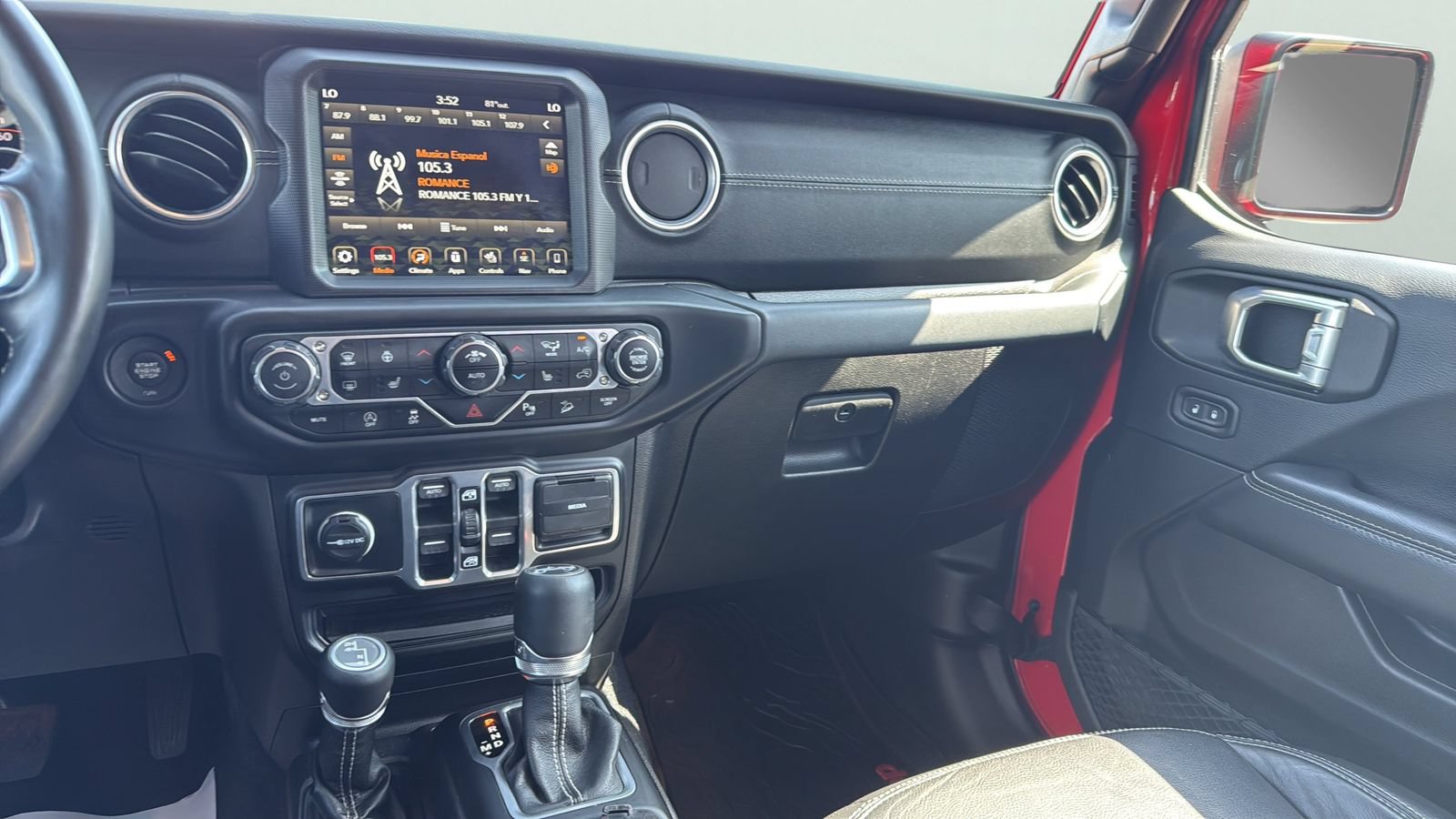 Used 2018 Jeep Wrangler Unlimited Sahara AWD/4WD image 19
