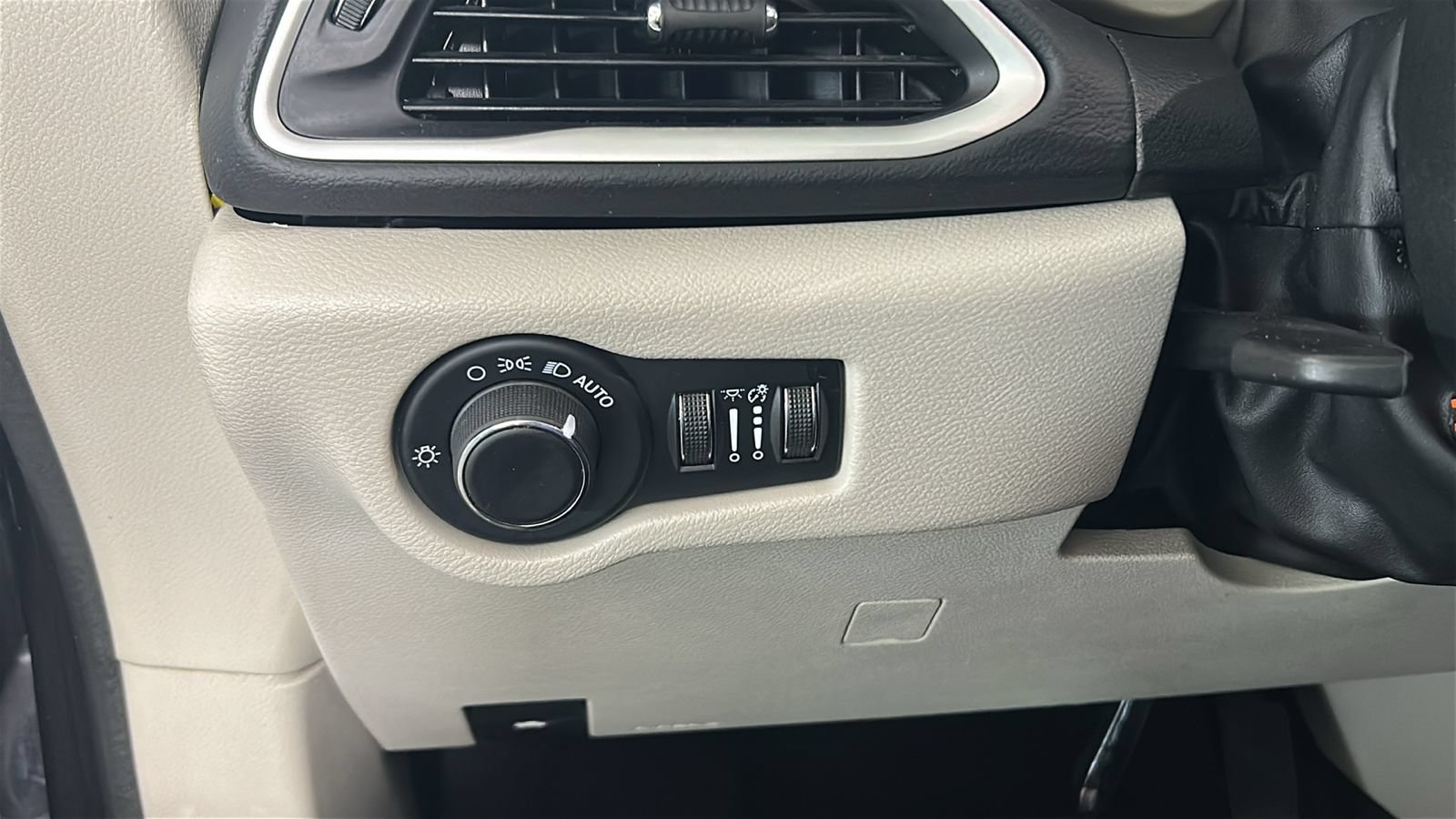 Used 2023 Chrysler Voyager LX FWD image 23