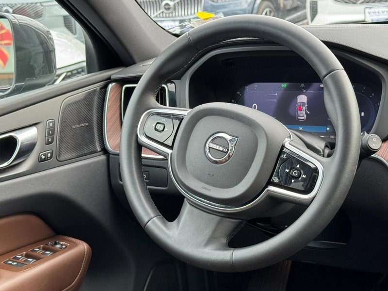 Certified 2023 Volvo XC60 B6 Ultimate w/ Climate Package image 13