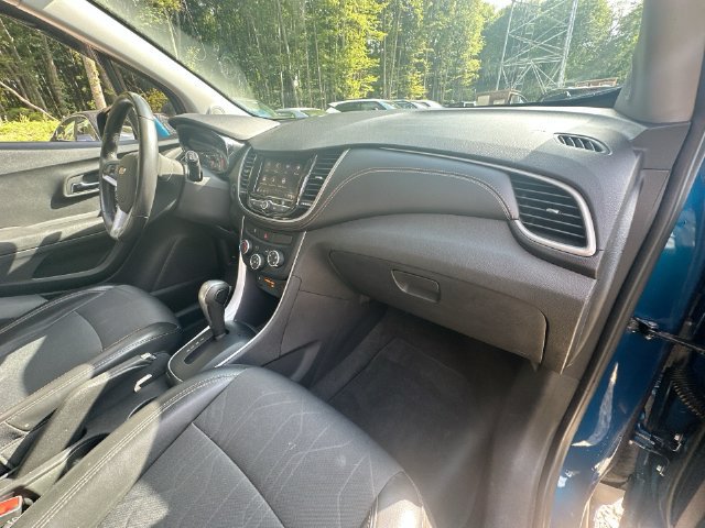 Used 2020 Chevrolet Trax LT w/ LT Convenience Package FWD image 39
