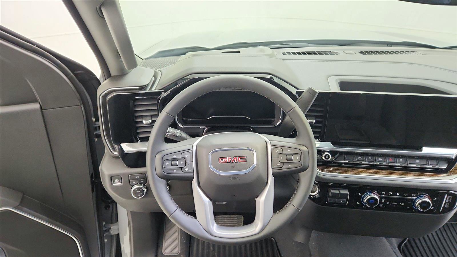 Used 2025 GMC Sierra 1500 SLE image 21