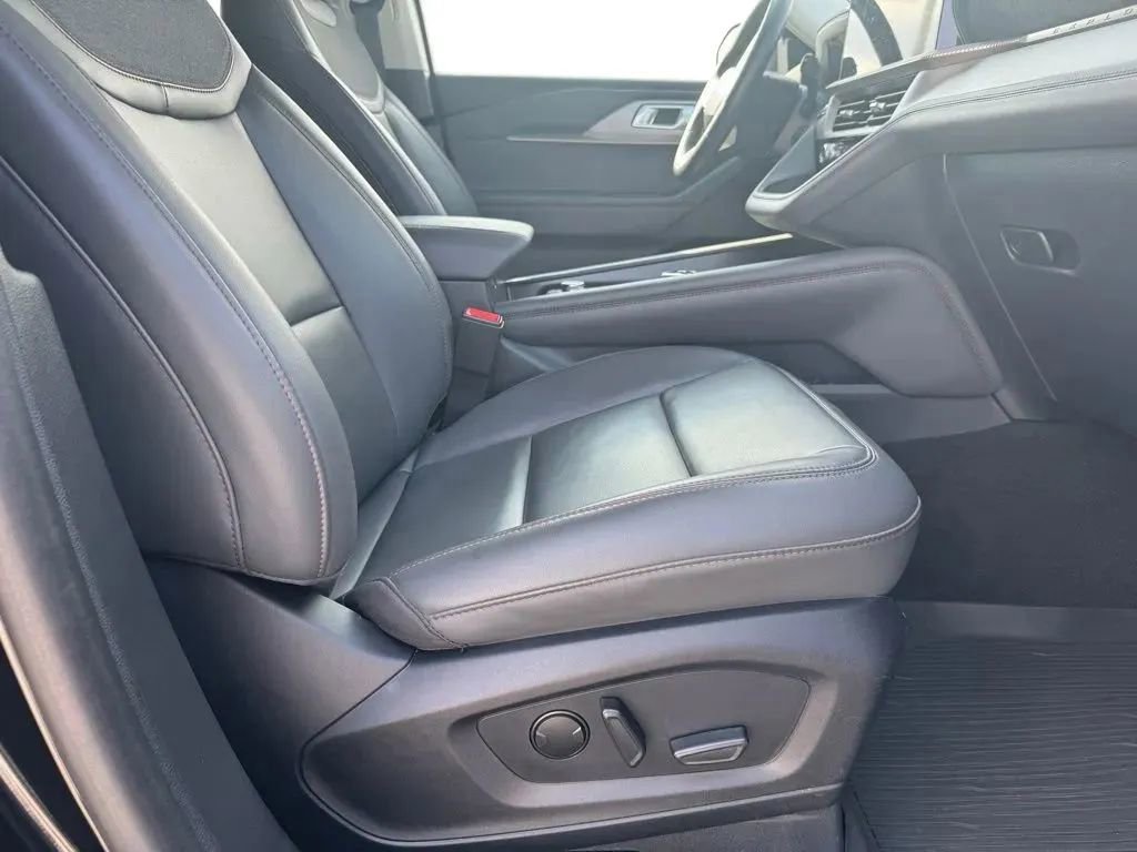 Used 2025 Ford Explorer Active w/ Active Comfort Package AWD/4WD image 13