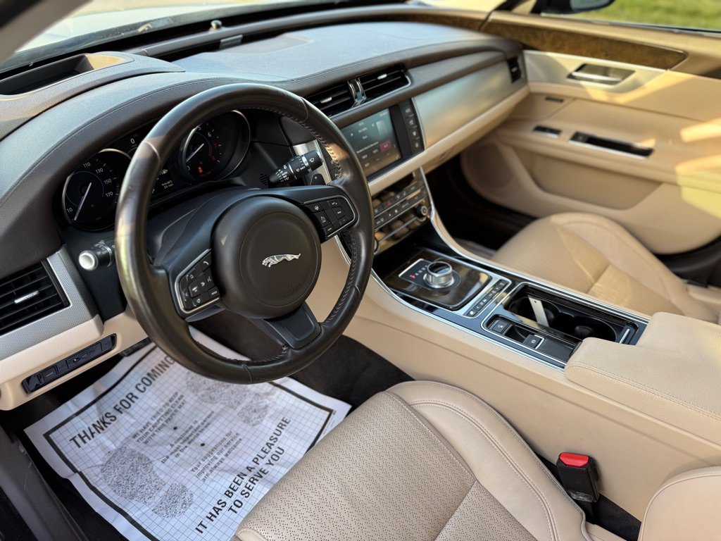 Used 2016 Jaguar XF Prestige RWD image 10