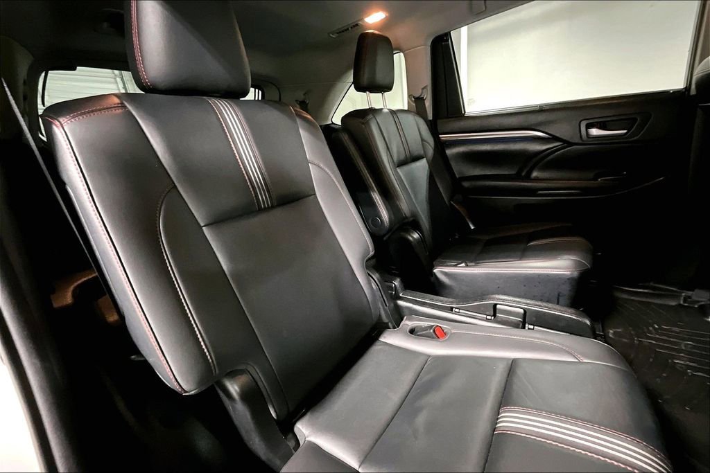 Used 2019 Toyota Highlander SE image 37