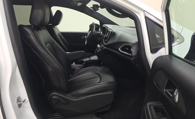 Used 2025 Chrysler Pacifica Select image 4