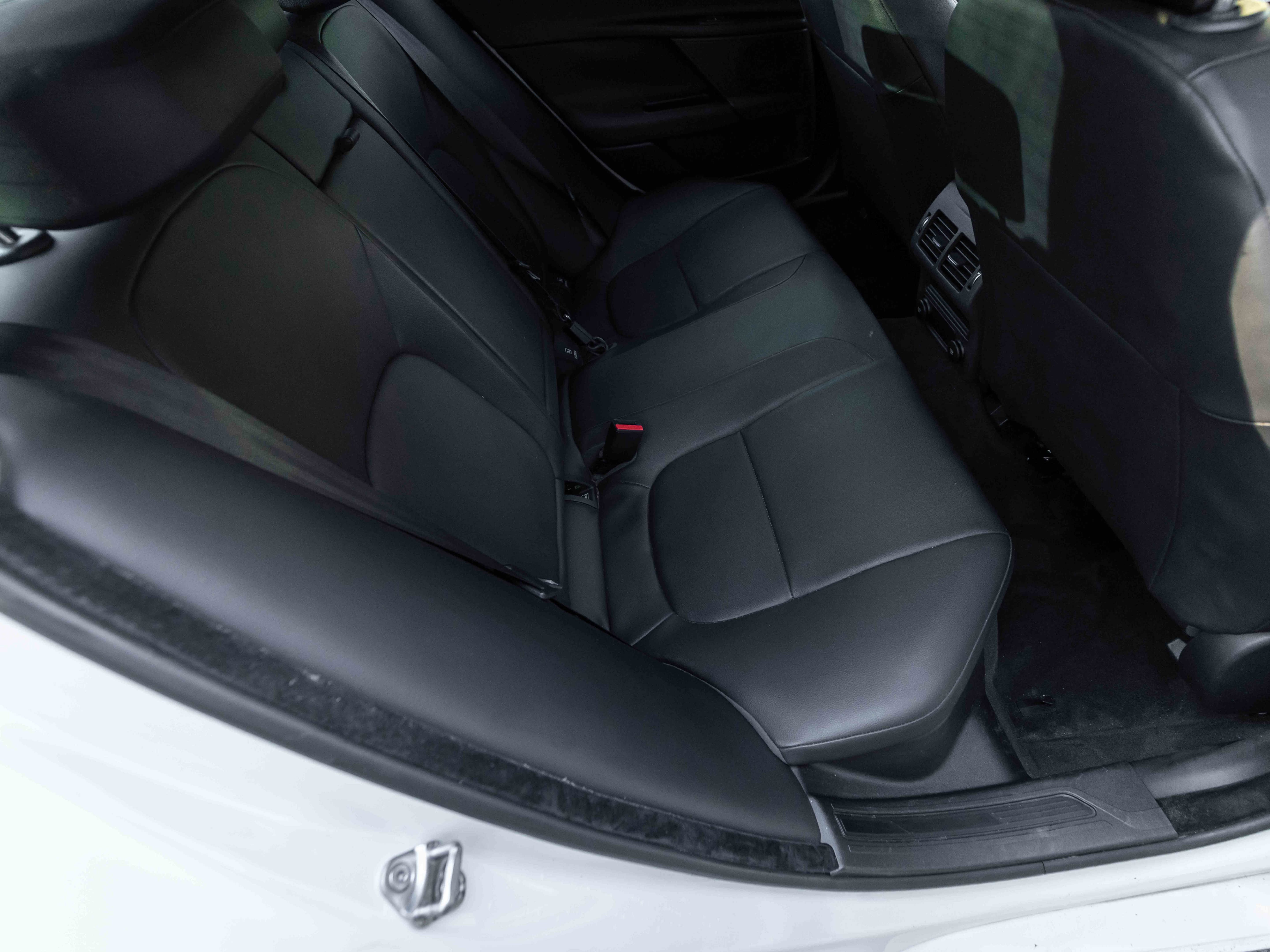 Used 2019 Jaguar XE Premium image 16