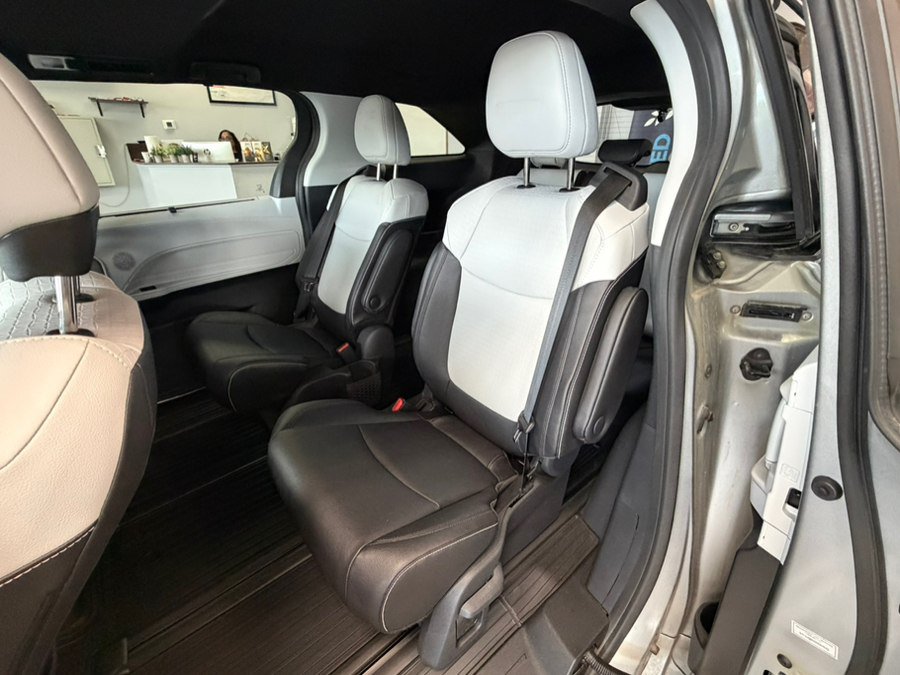 Used 2025 Toyota Sienna XSE FWD image 42