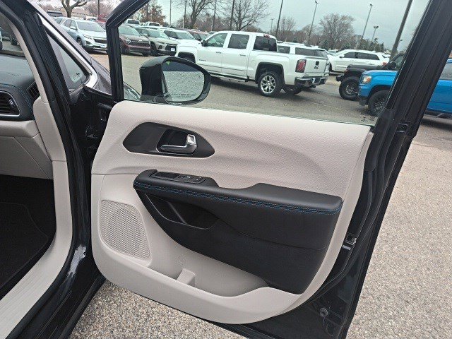 Used 2021 Chrysler Pacifica Touring image 16