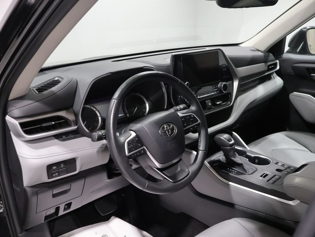 Used 2023 Toyota Highlander XLE AWD/4WD image 15