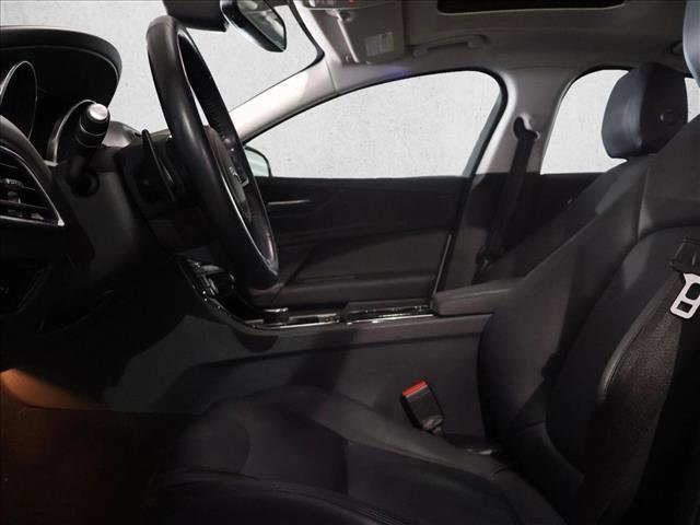 Used 2017 Jaguar XE Premium image 14