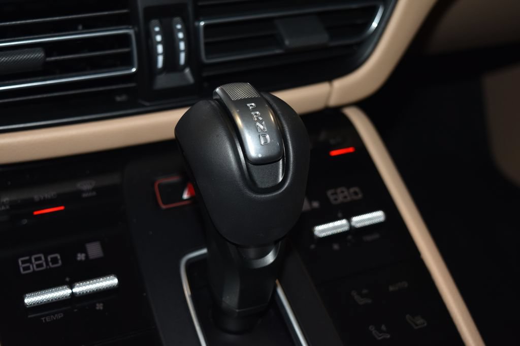 Certified 2025 Porsche Macan AWD/4WD image 18
