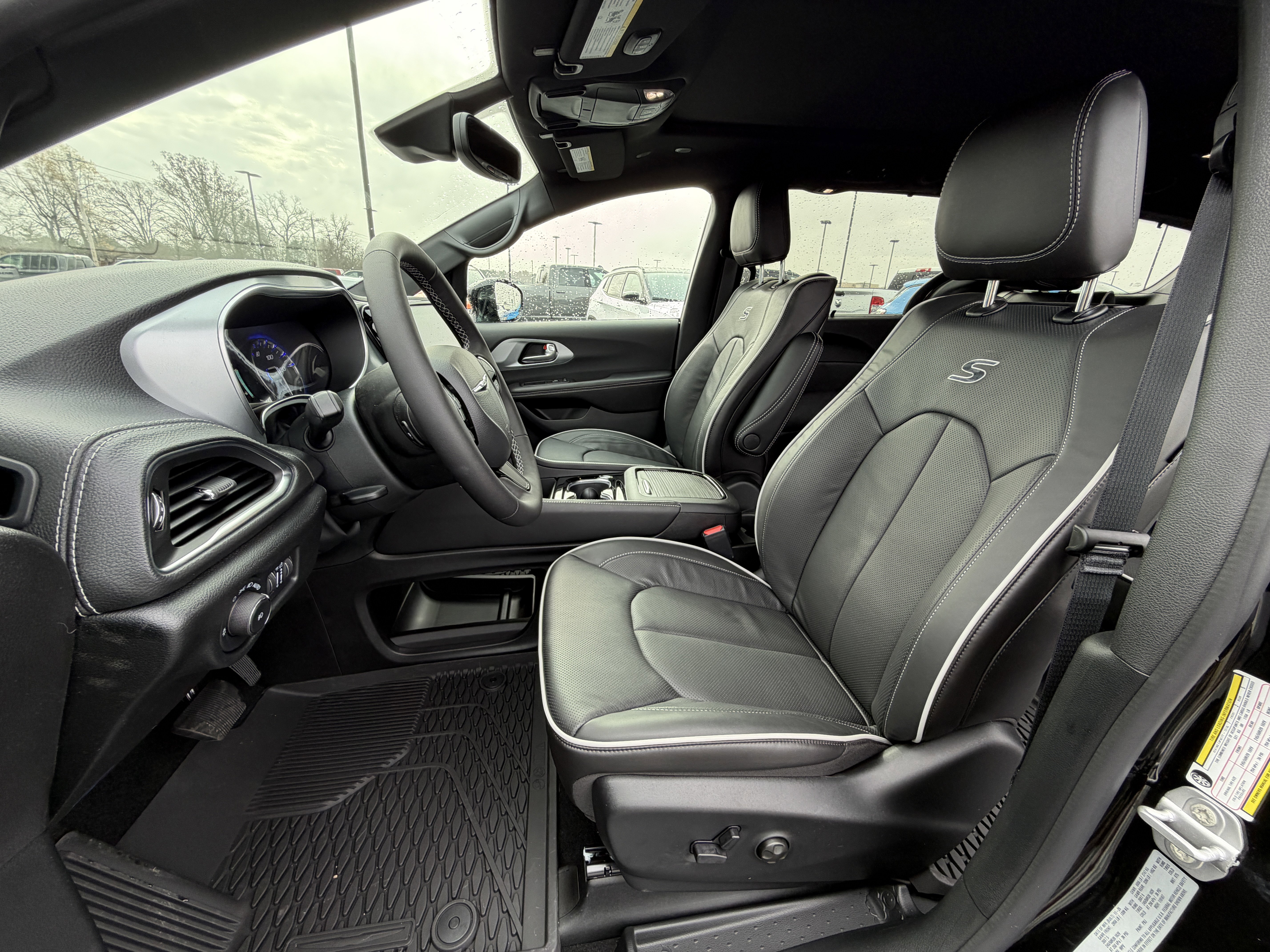 New 2026 Chrysler Pacifica Limited w/ Uconnect Theater Family Group image 11