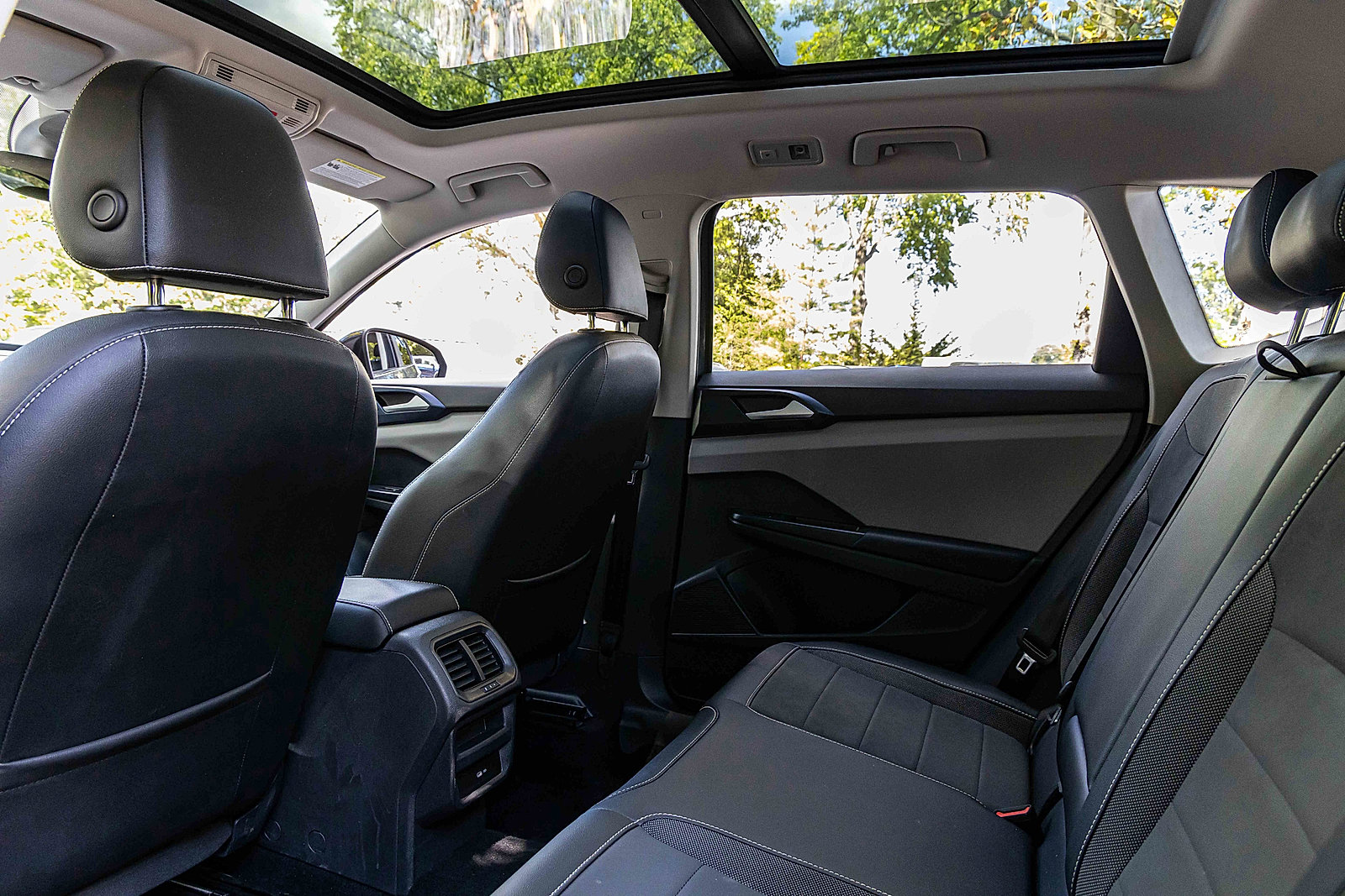 Used 2023 Volkswagen Taos SE w/ Panoramic Sunroof Package image 23