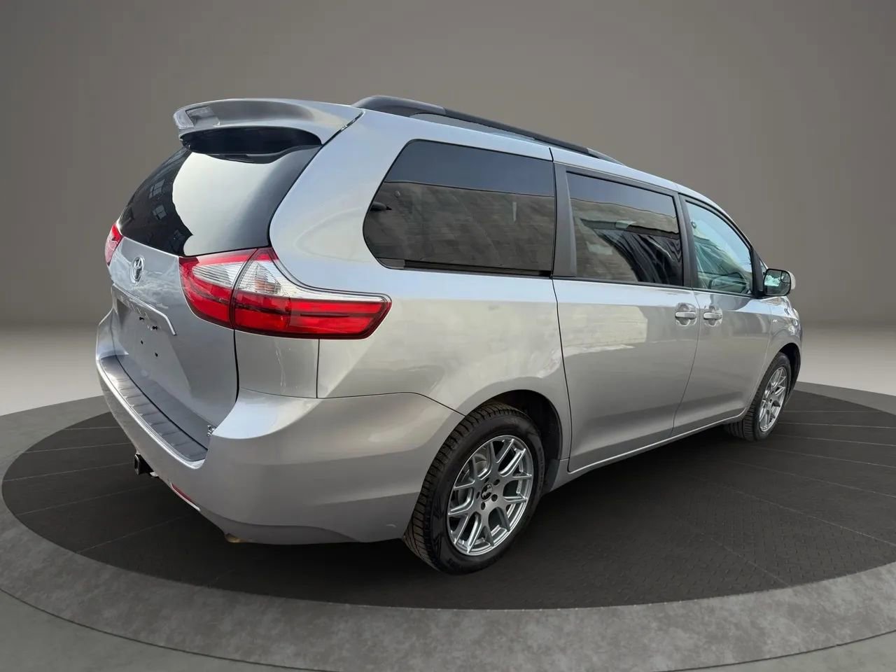 Used 2017 Toyota Sienna LE AWD/4WD image 5