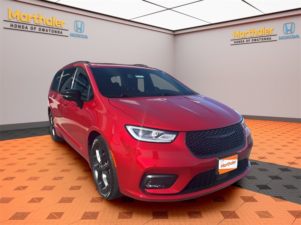 Used 2025 Chrysler Pacifica Limited image 7