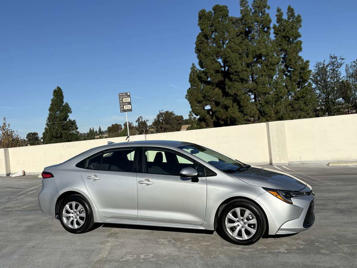 Used 2025 Toyota Corolla LE image 27