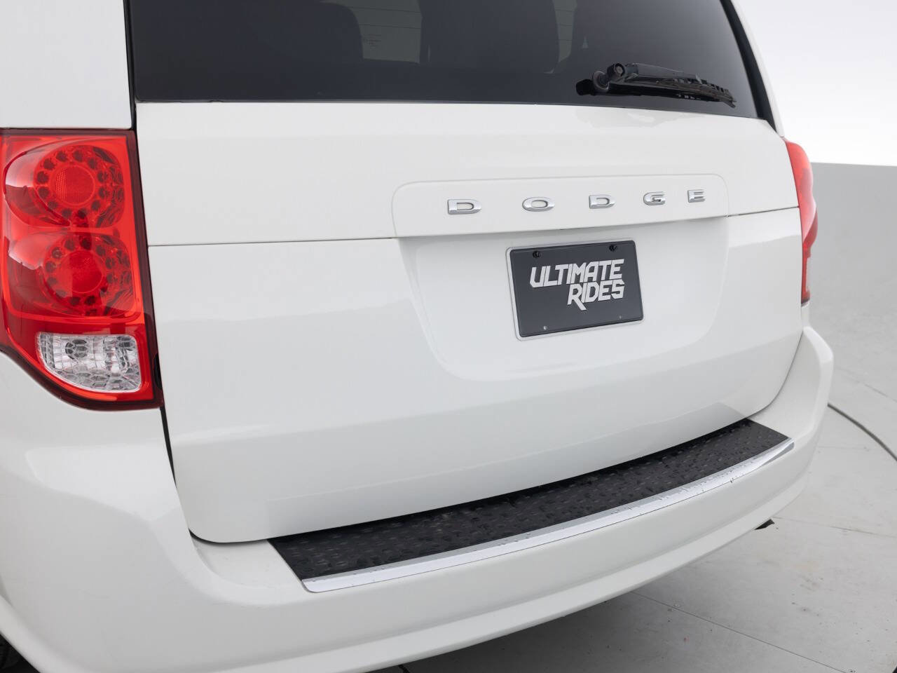 Used 2011 Dodge Grand Caravan Express FWD image 17