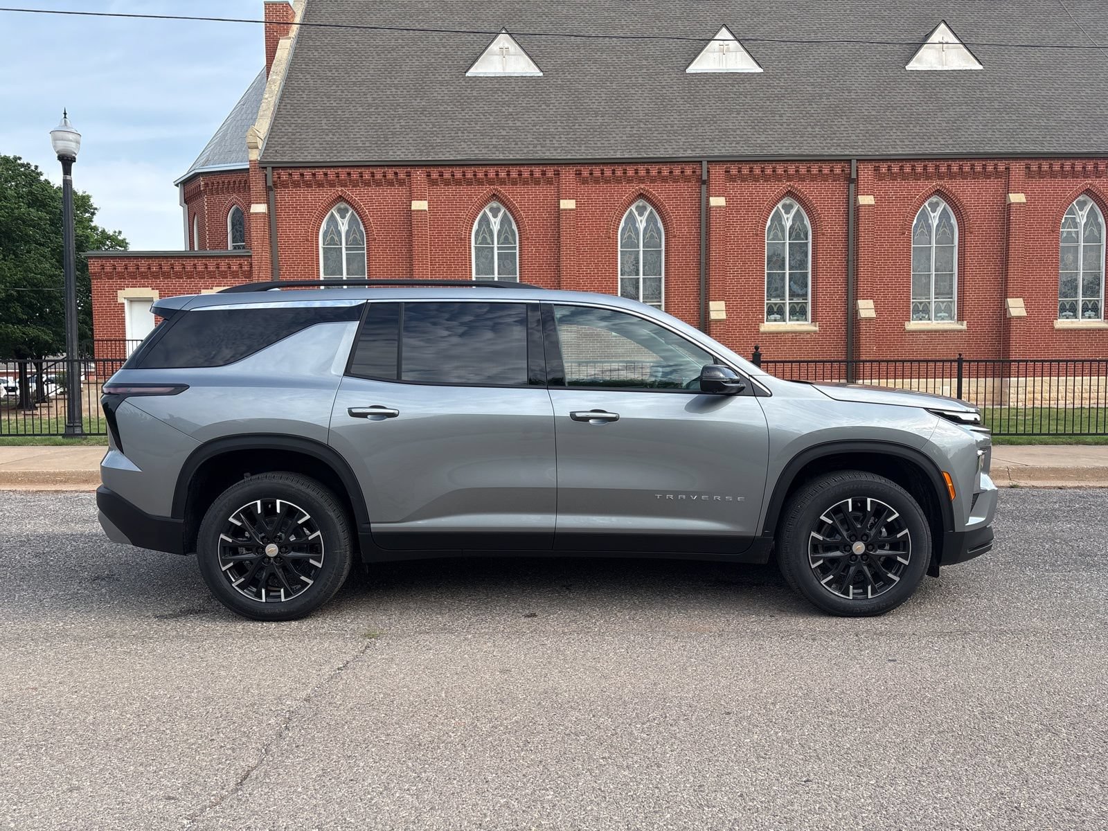 New 2026 Chevrolet Traverse LT w/ Sun and Wheel Package FWD image 2