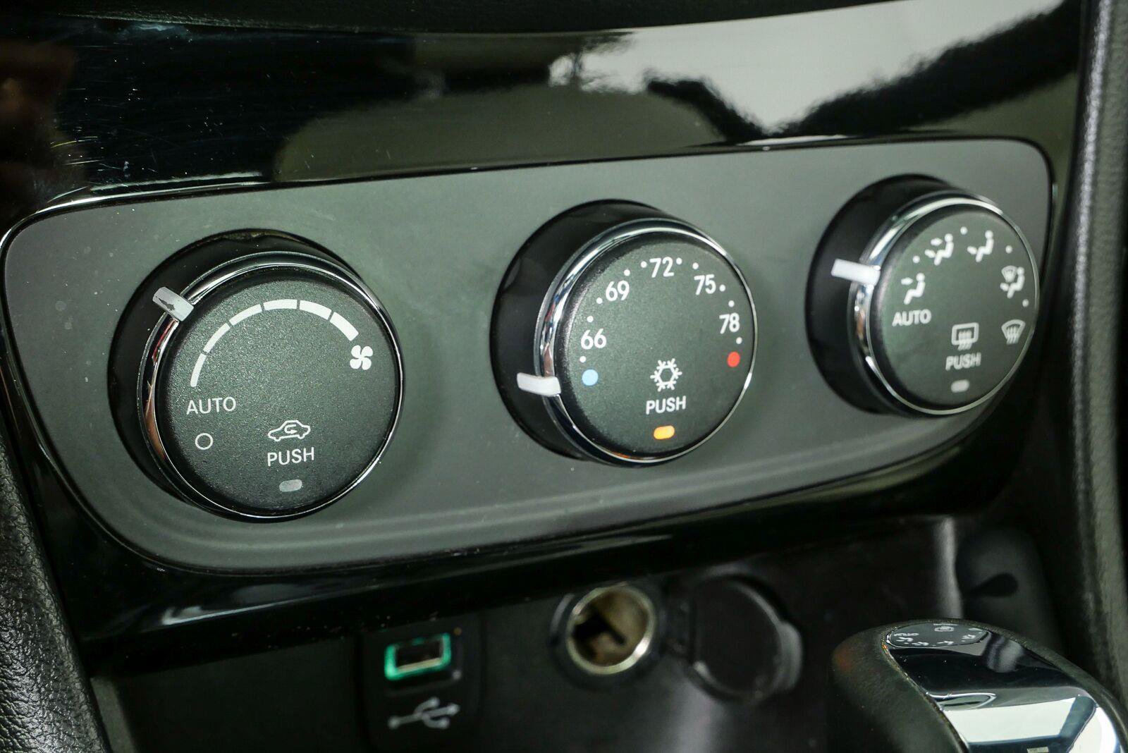 Used 2013 Chrysler 200 Limited FWD image 15