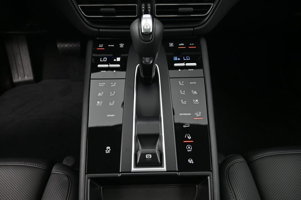 Certified 2026 Porsche Macan Turbo AWD/4WD image 18