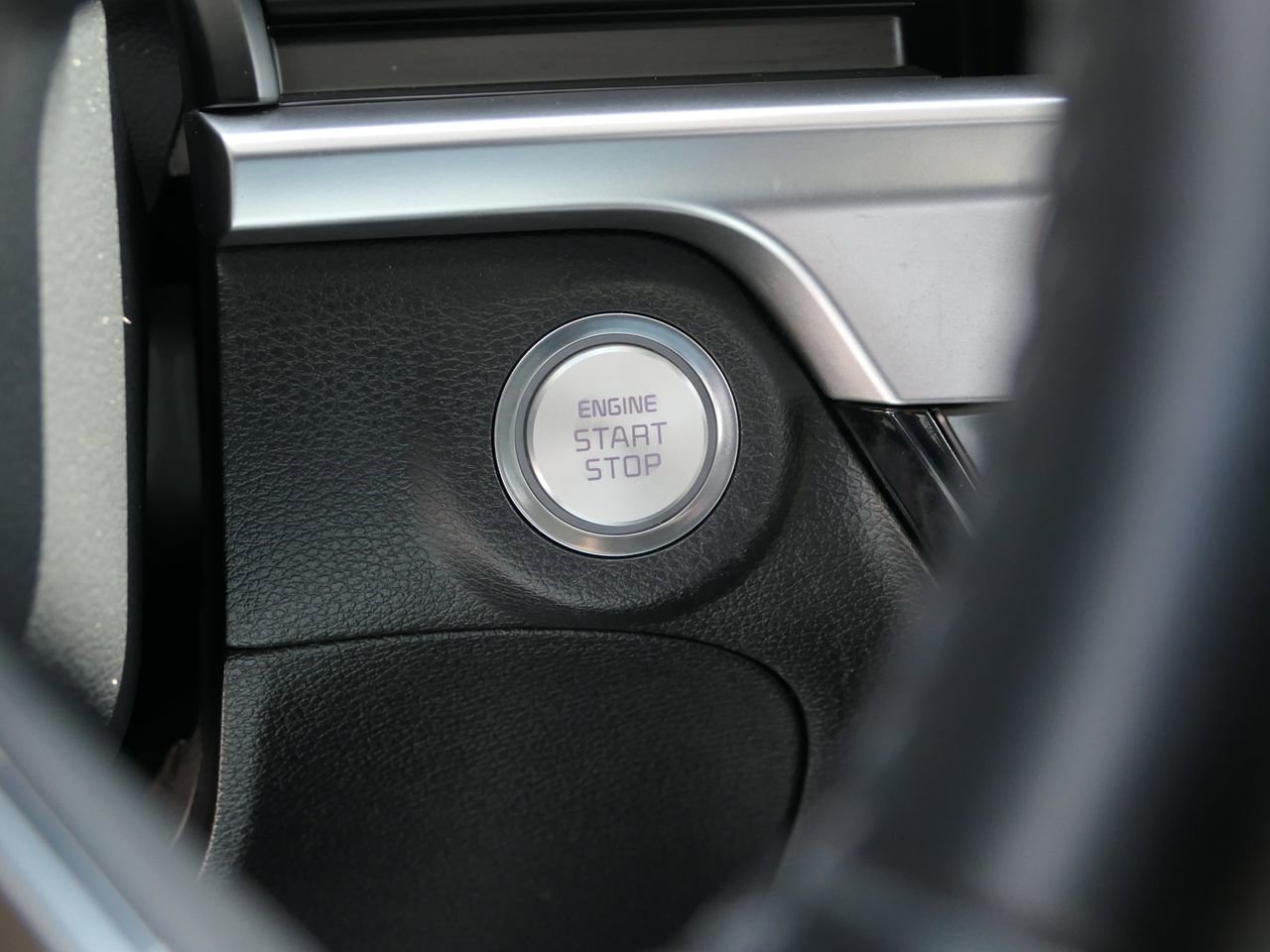 Used 2024 Kia Telluride EX w/ EX Captain's Chair Package FWD image 17