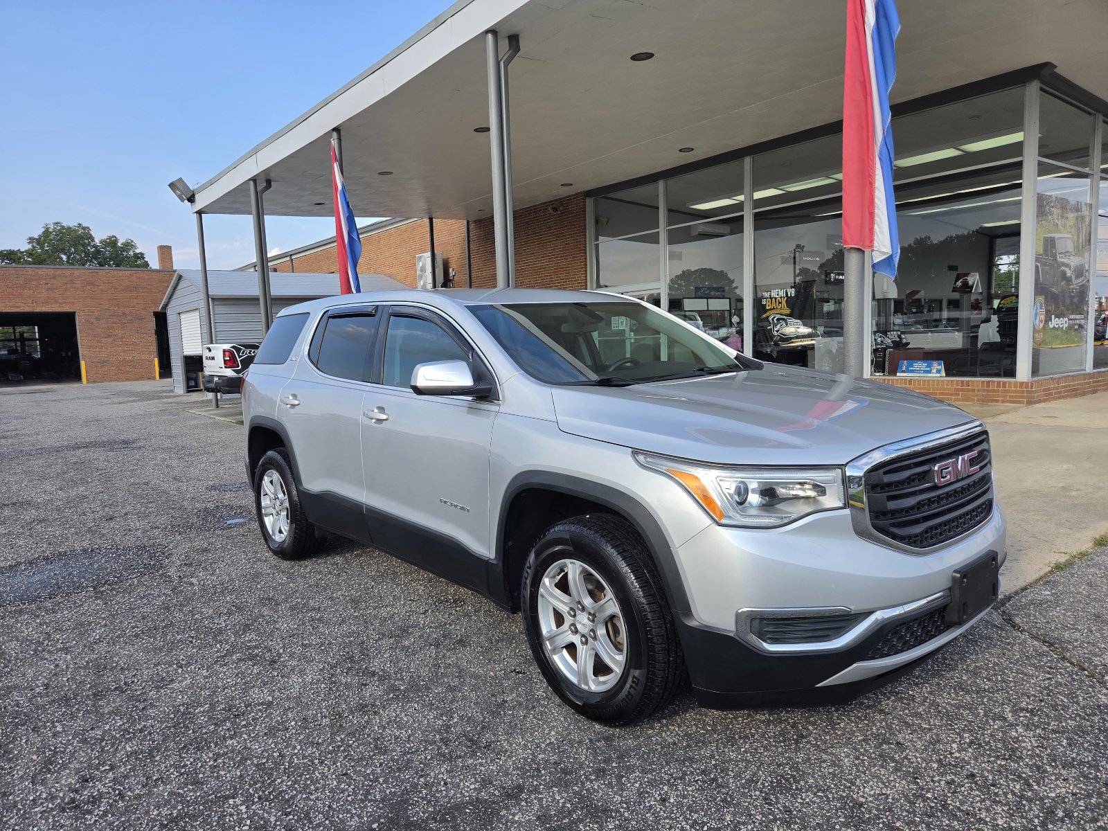 Used 2018 GMC Acadia SLE w/ LPO, Floor Liner Package FWD image 3