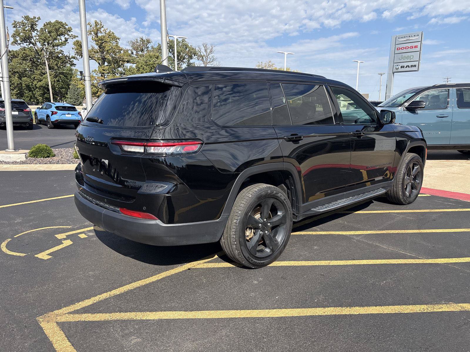 Used 2025 Jeep Grand Cherokee L Limited w/ Black Appearance Package AWD/4WD image 5