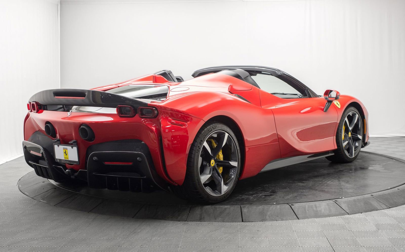 Used 2022 Ferrari SF90 Spider image 4