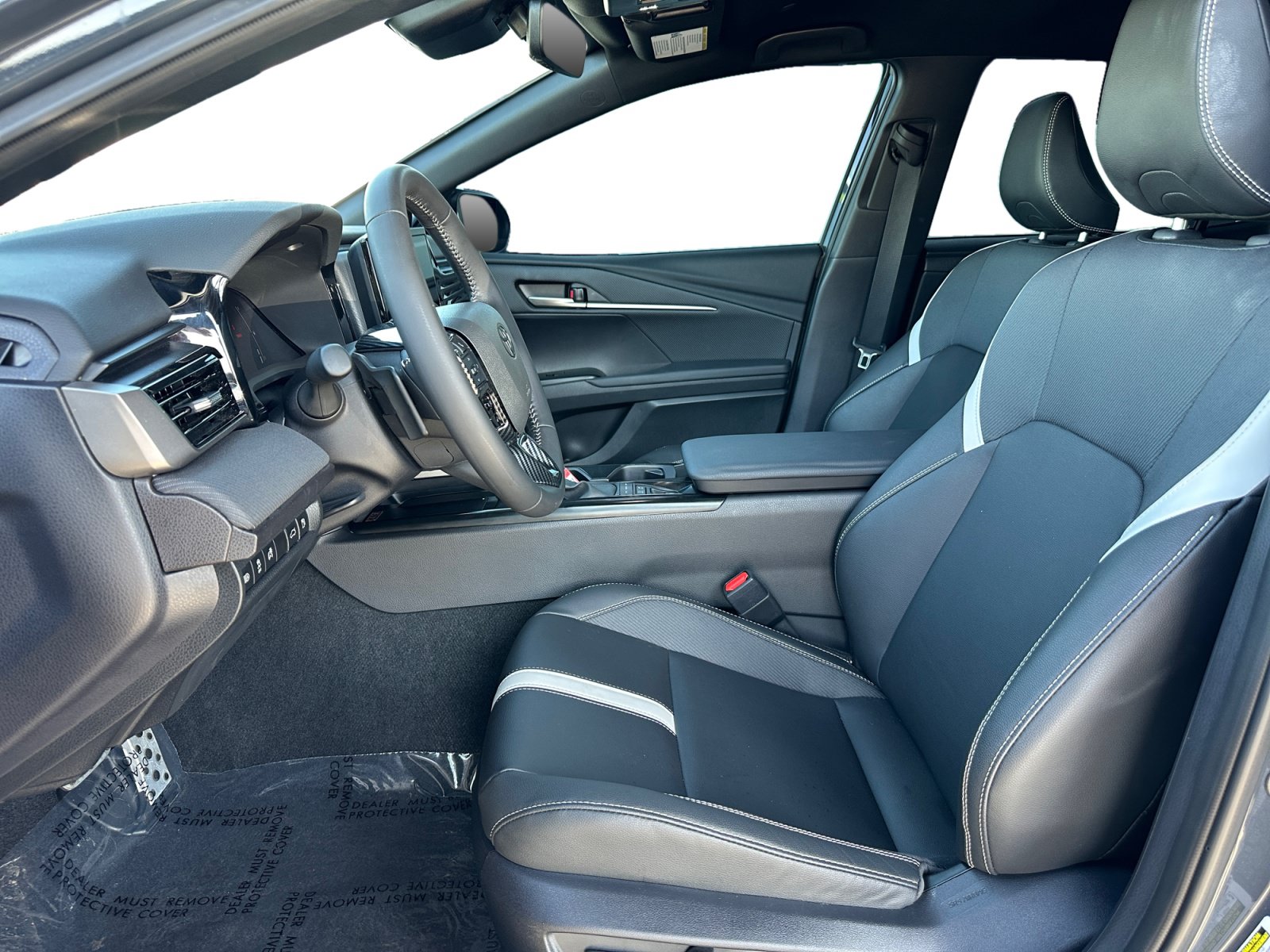 Used 2025 Toyota Camry SE w/ Convenience Package FWD image 9