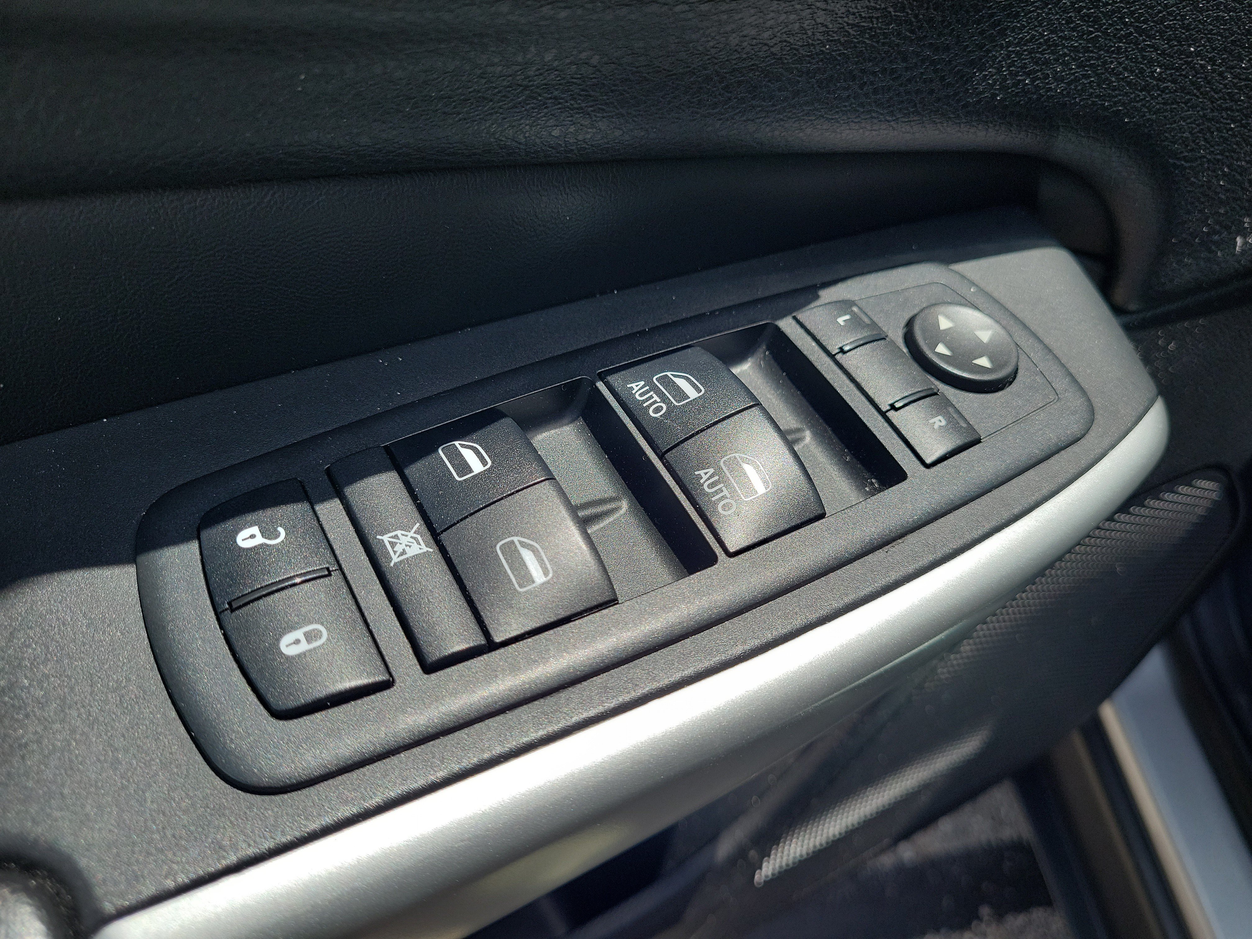 Used 2018 Jeep Cherokee Latitude Plus w/ Cold Weather Group AWD/4WD image 19