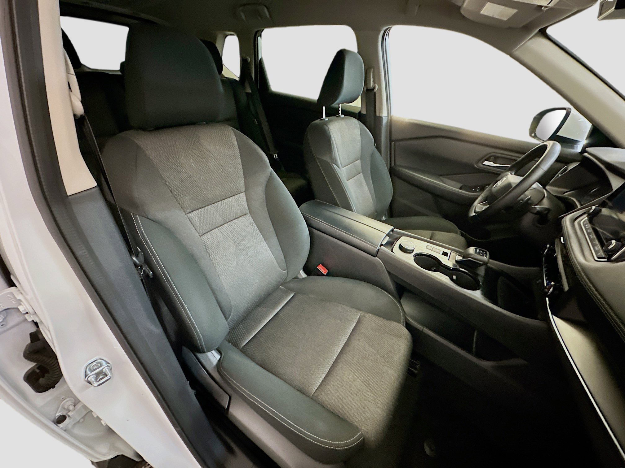 Used 2025 Nissan Rogue SV image 32