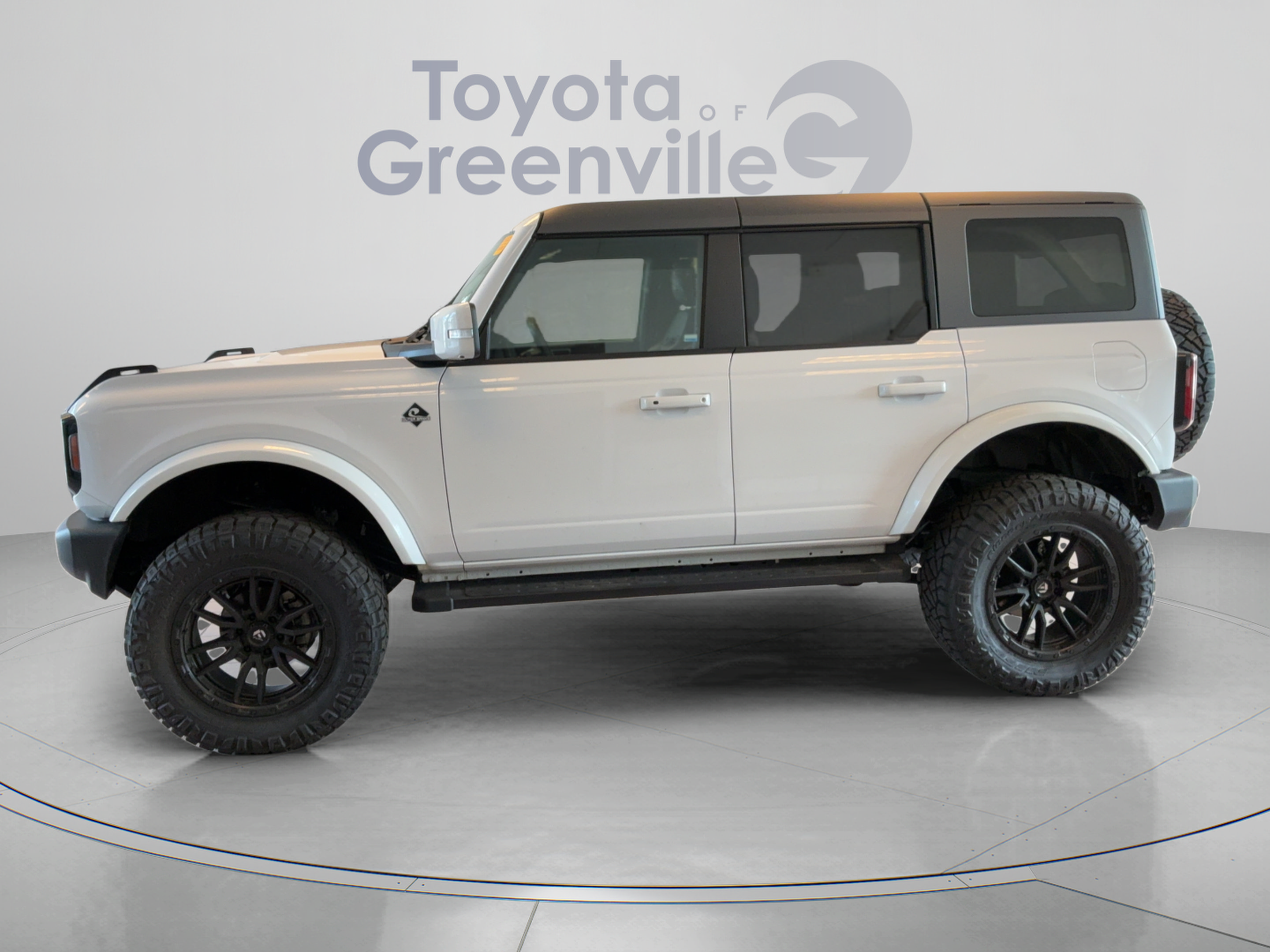 Used 2024 Ford Bronco Outer Banks AWD/4WD image 2