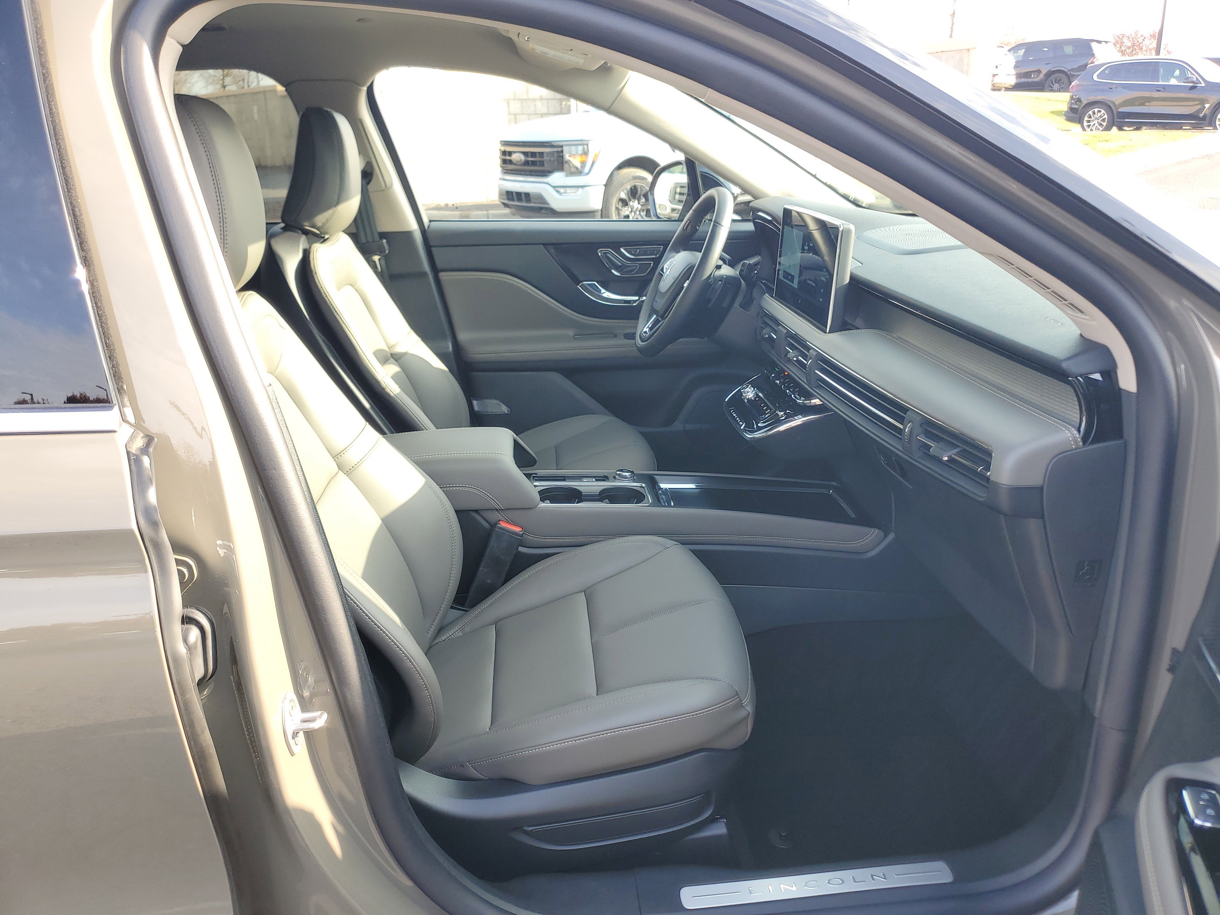 Certified 2025 Lincoln Corsair AWD w/ Equipment Group 101A image 9