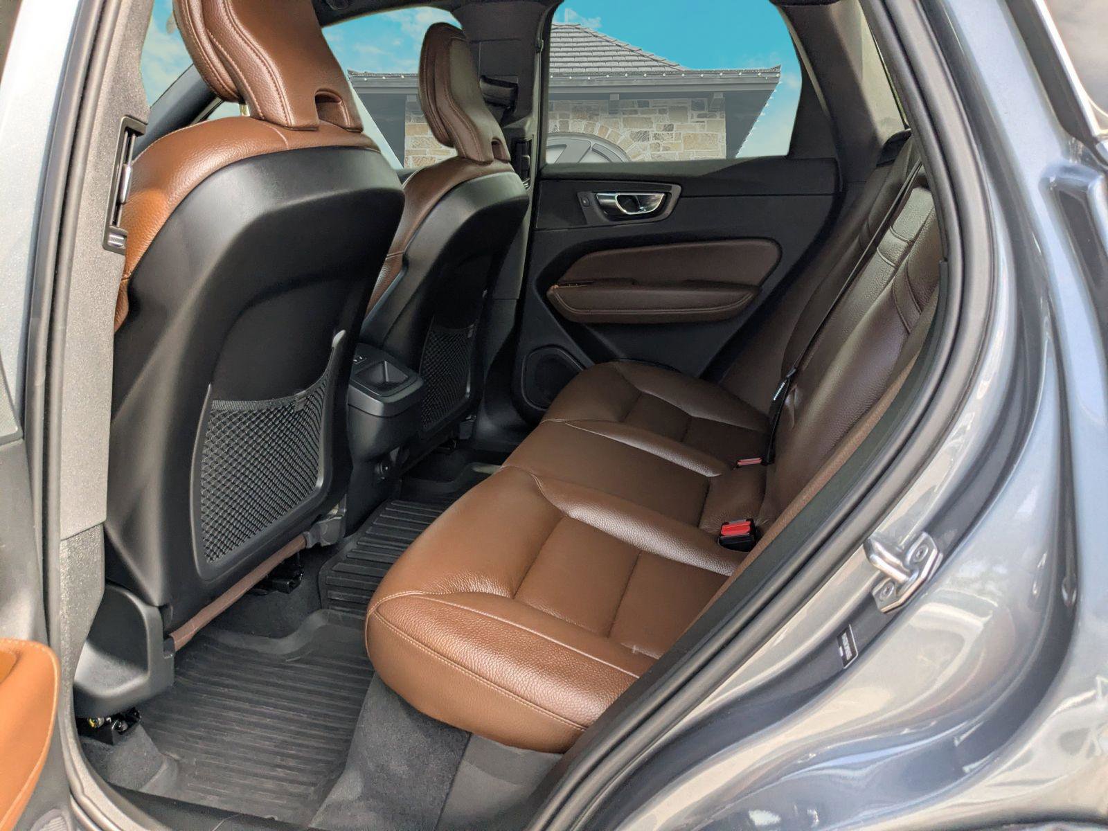 Used 2021 Volvo XC60 T5 Momentum w/ Advanced Package AWD/4WD image 18