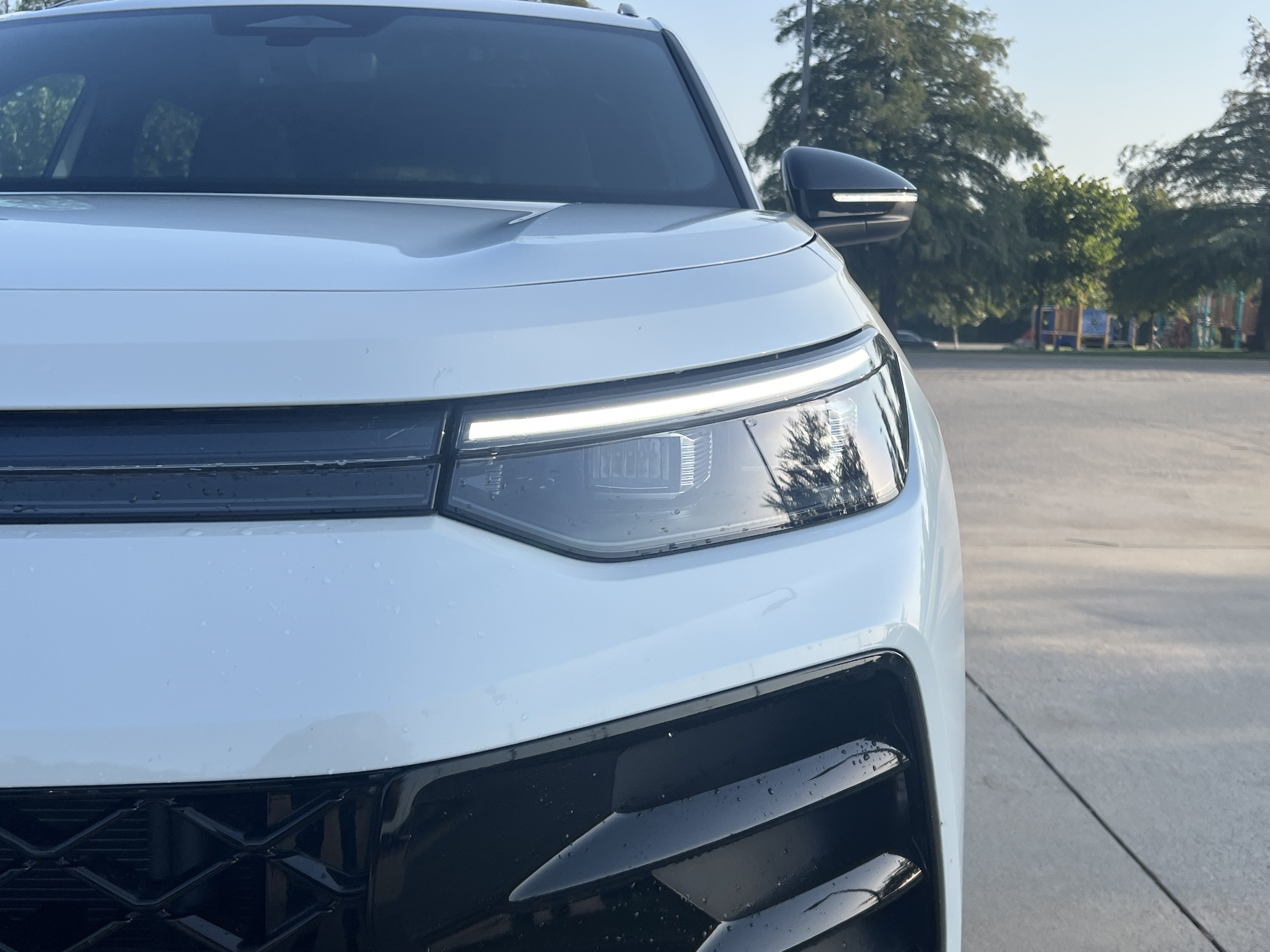 Certified 2025 Volkswagen Tiguan SE R-Line FWD image 5