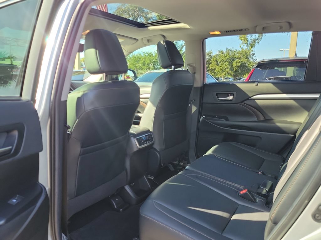 Used 2019 Toyota Highlander XLE FWD image 15