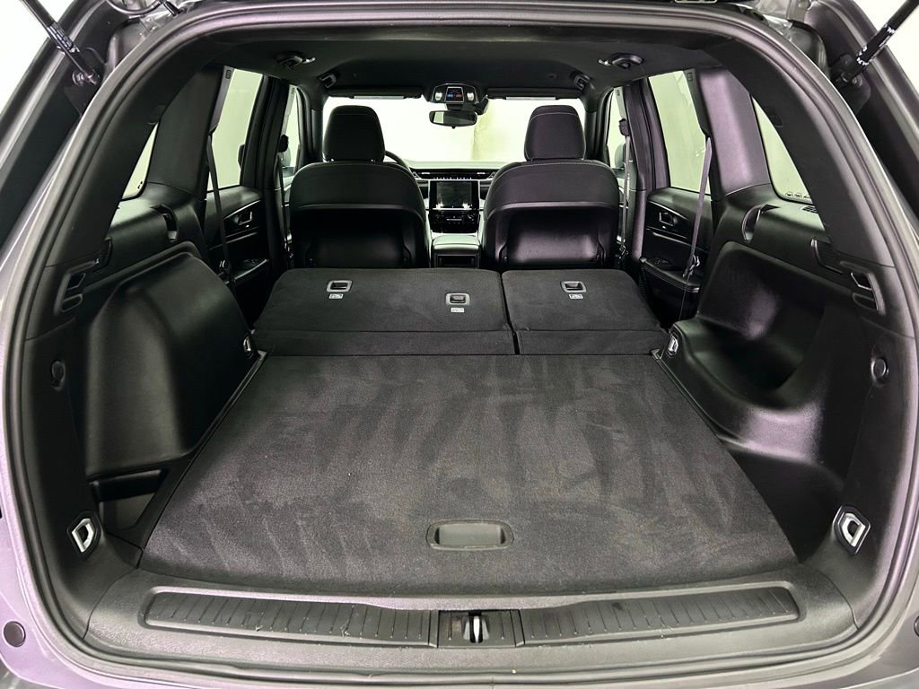 Used 2024 Jeep Grand Cherokee Laredo image 12