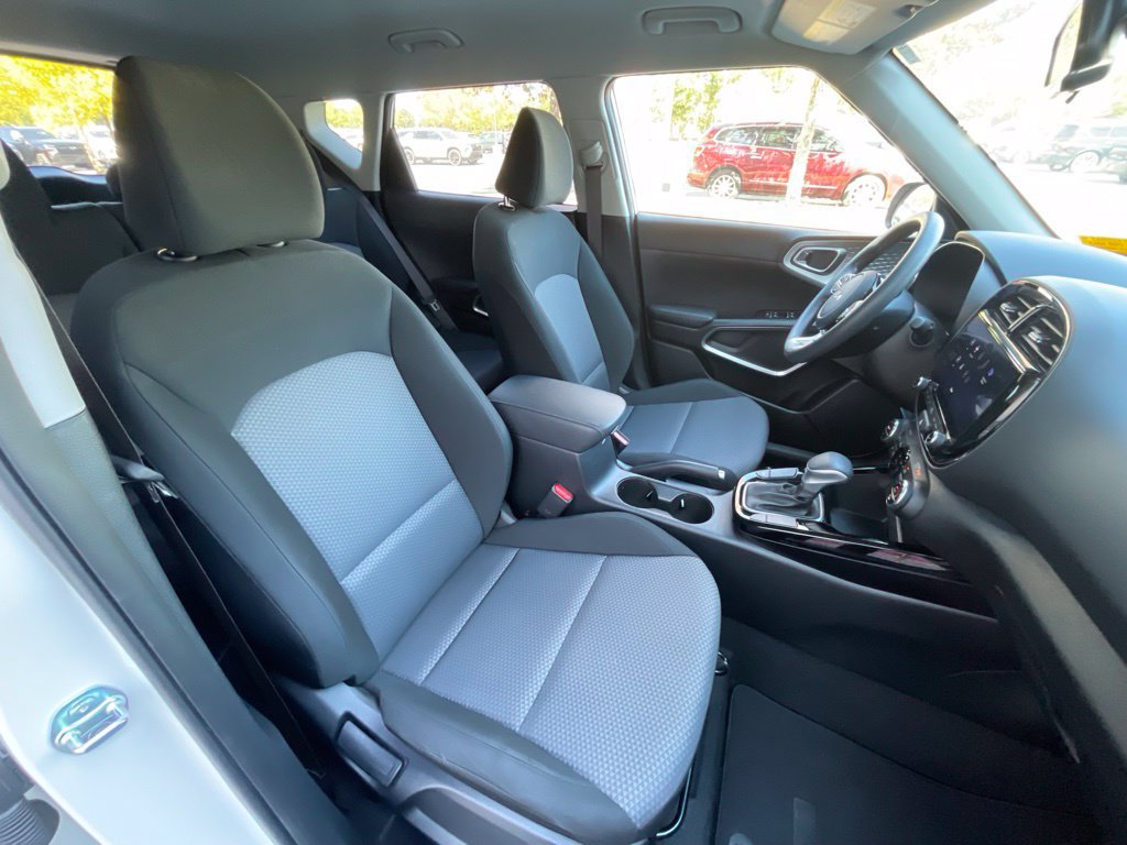 Used 2025 Kia Soul S FWD image 30