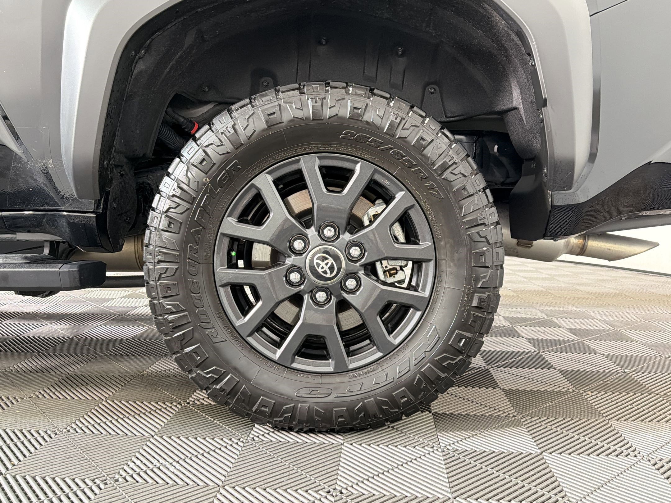 Used 2025 Toyota 4Runner SR5 AWD/4WD image 9
