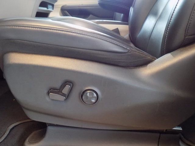 Used 2023 Chrysler Pacifica Touring-L FWD image 23