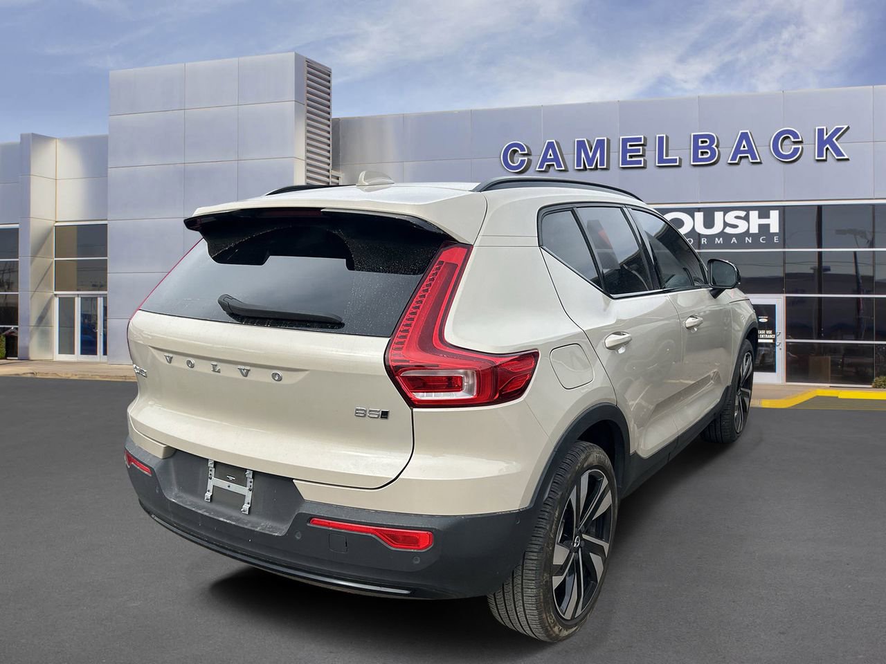 Used 2025 Volvo XC40 B5 Plus w/ Climate Package image 4