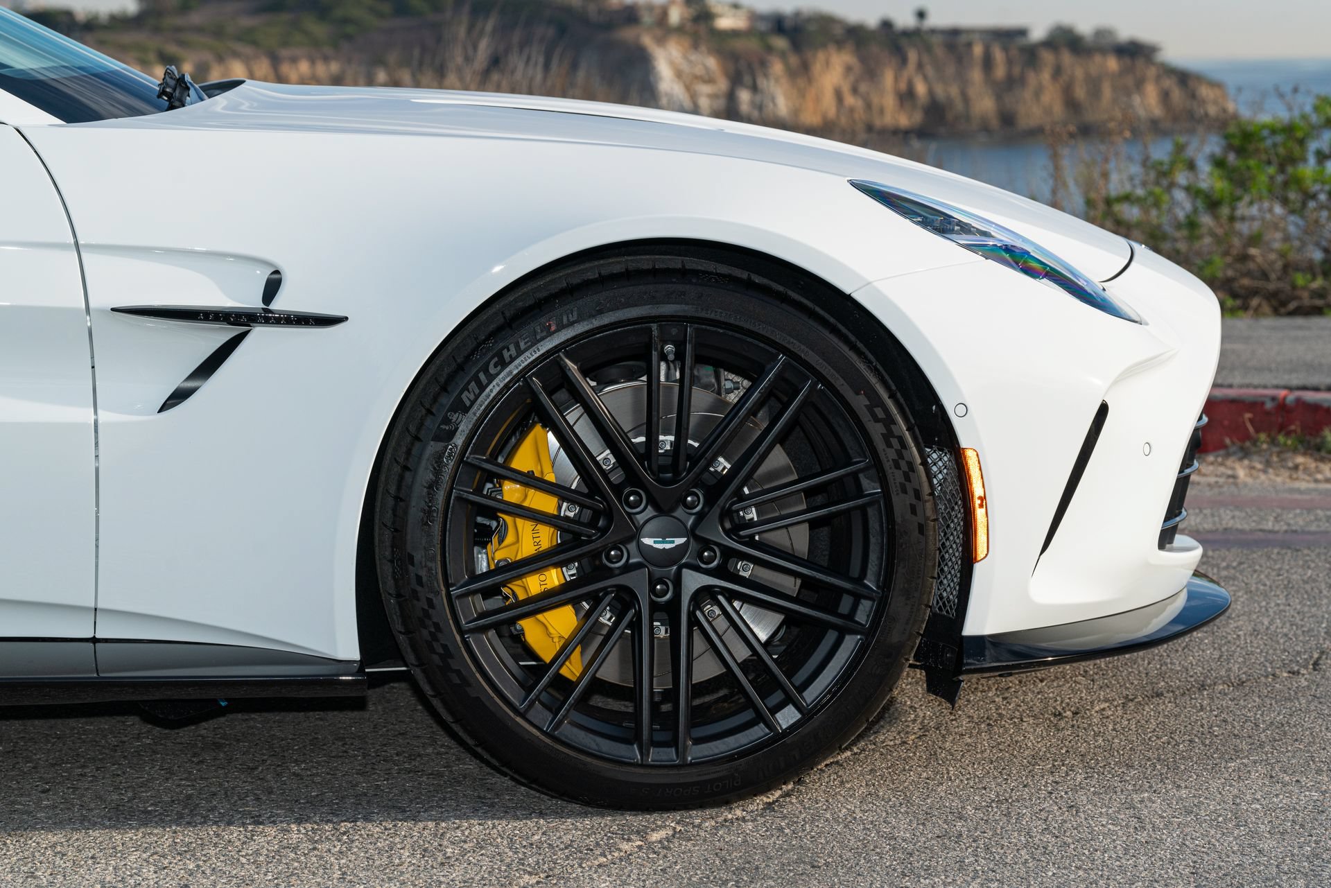 Used 2025 Aston Martin V8 Vantage Coupe RWD image 23