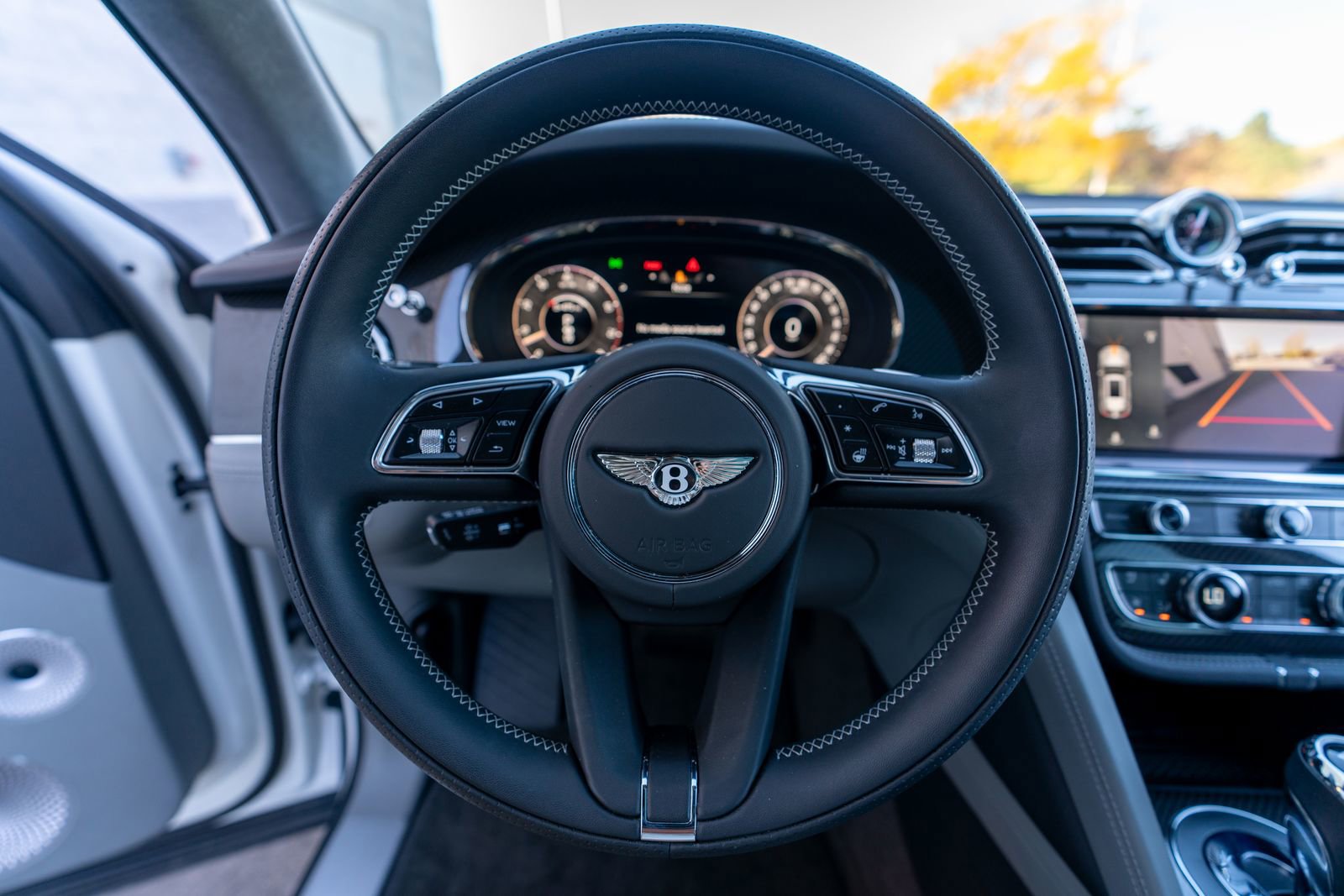 Used 2025 Bentley Bentayga image 24