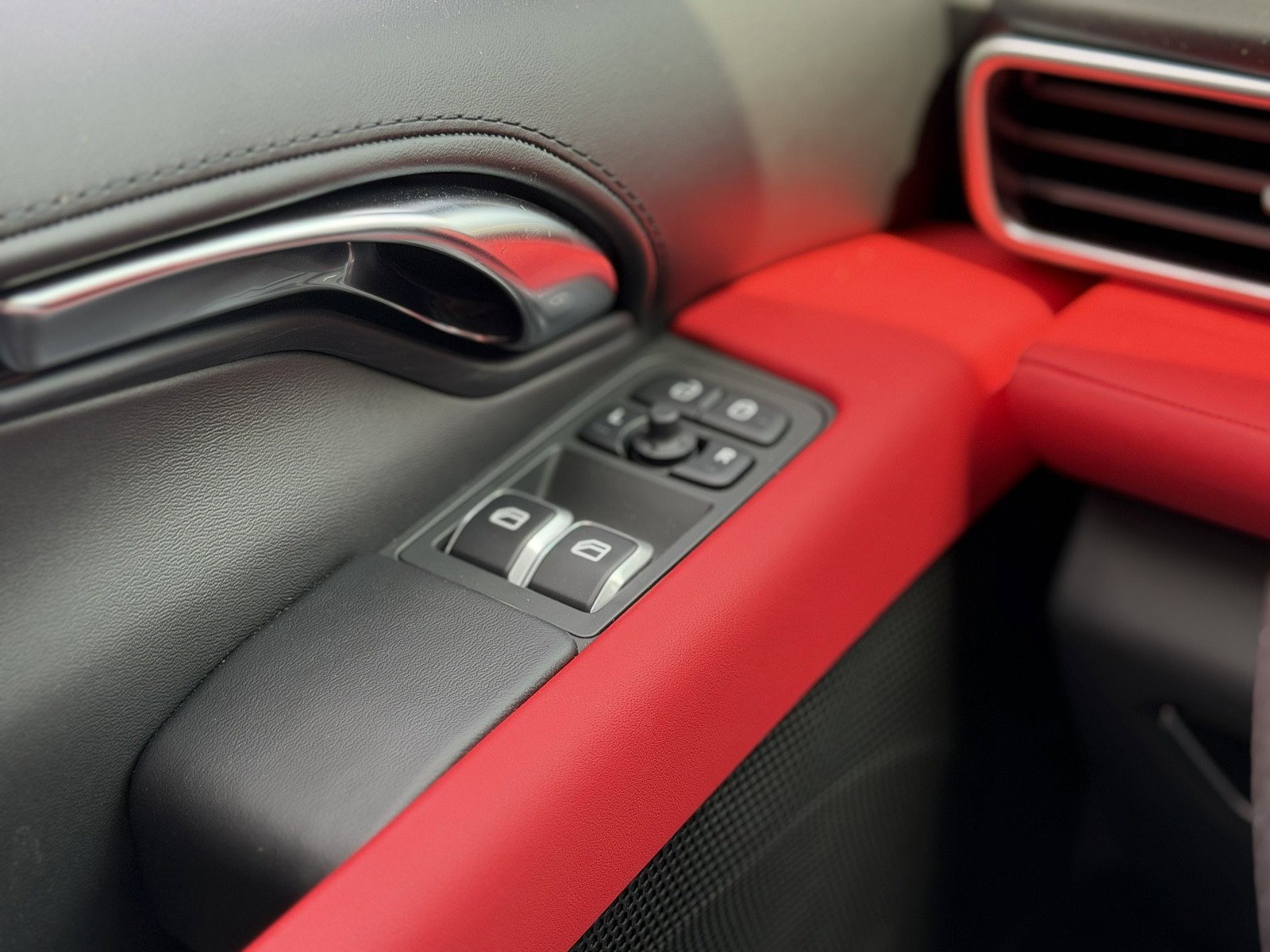 Used 2025 Lotus Emira RWD image 18
