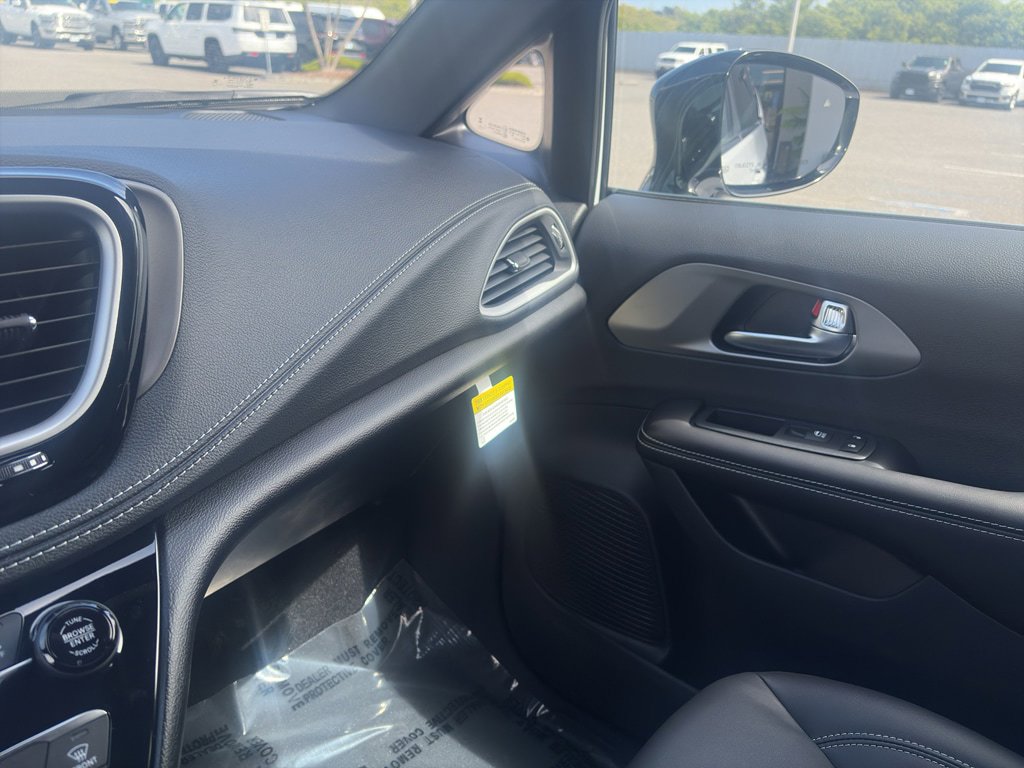 New 2027 Chrysler Pacifica Select AWD/4WD image 14
