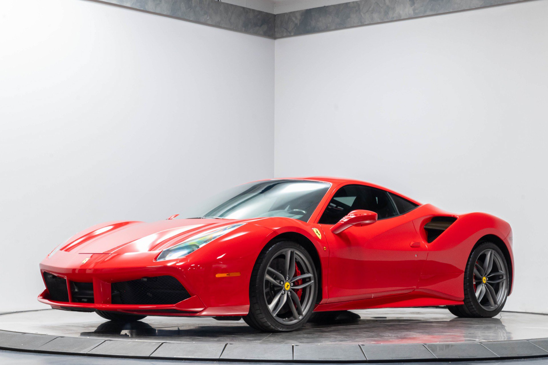 Used 2018 Ferrari 488 GTB RWD image 2