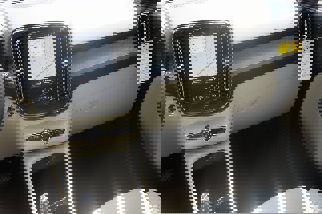 New 2026 Volvo XC40 B5 Ultra w/ Protection Package Premier image 12